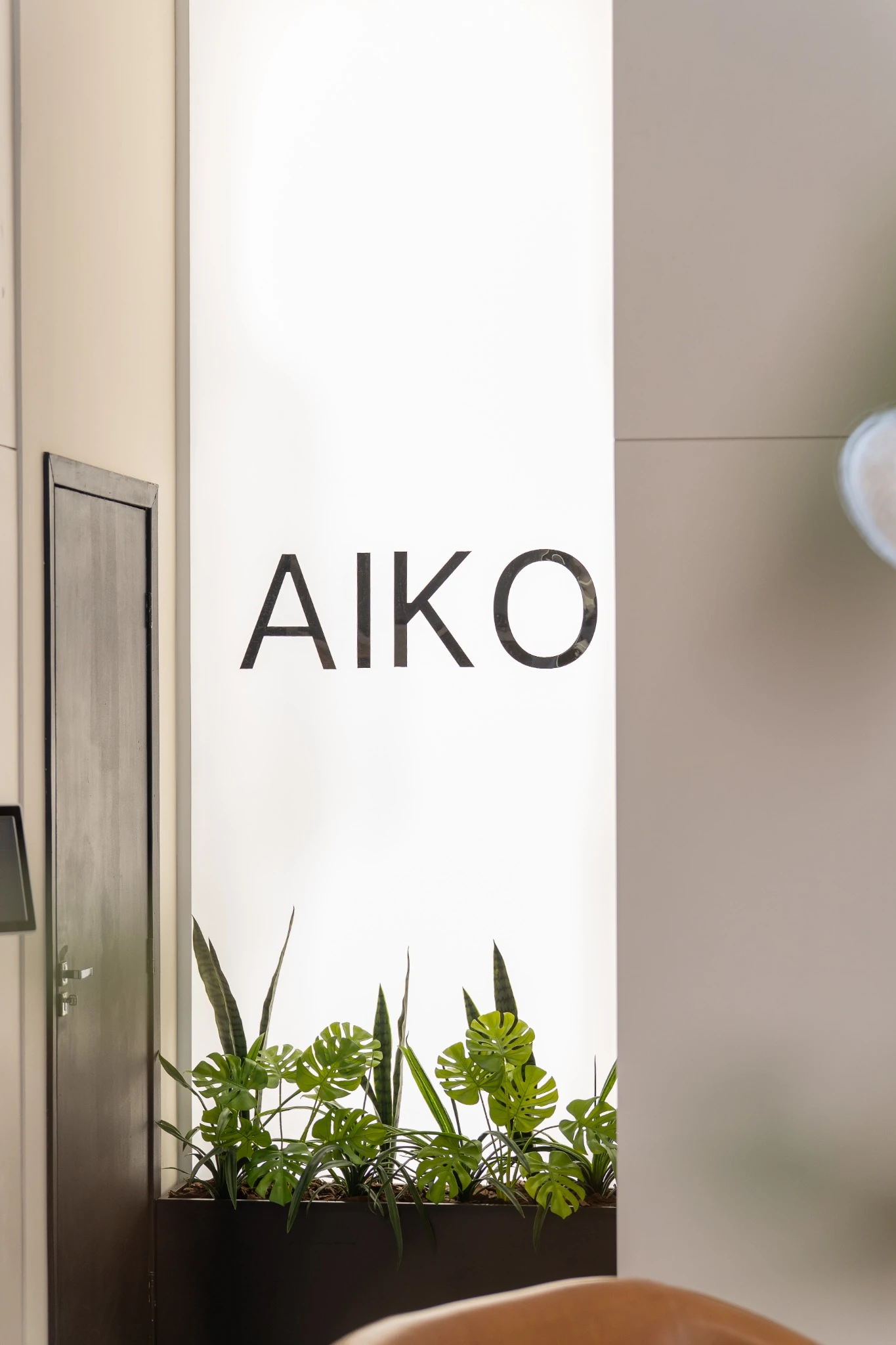 Identidade visual da AIKO no ambiente da loja